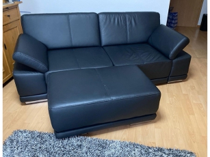 Ledercouch schwarz mit Hocker und verstellbaren Armlehnen (gebraucht)