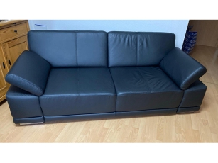 Ledercouch schwarz mit Hocker und verstellbaren Armlehnen (gebraucht)