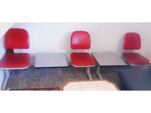 Wartezimmer Sitzmöbel mit Tischen 2-teilig rot-grau (gebraucht)