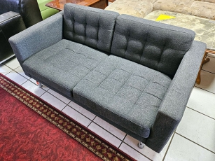2-Sitzer Couch grau mit Metallfüßen (gebraucht)
