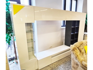 Wohnwand beton-optik/hochglanz-weiss mit integriertem TV-Teil und Glasvitrinen (gebraucht)