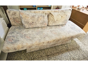 2-Sitzer Couch mit Bettkasten rot/beige kariert (gebraucht)