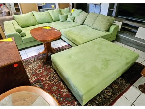Big Sofa / Wohnlandschaft mit 11 Kissen hellgrün (gebraucht)