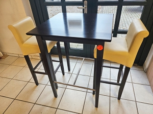 Bartisch + 2 Barhocker + Beistellkommode antikholz/schwarz (gebraucht)
