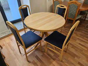 Esstisch ausziehbar schwarz + 4 Stühle gepolstert (gebraucht)