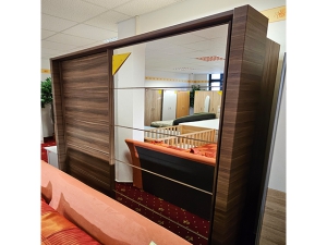 Schwebetürenschrank 3-türig grau-glas/zwetschke mit LED-Beleuchtung (gebraucht)