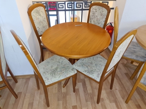 Küchentisch ausziehbar + 2 Stühle gepolstert weiss/grau (gebraucht)